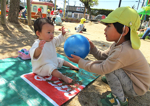 3歳未満児だけの安心して遊べる楽しい園庭です 写真